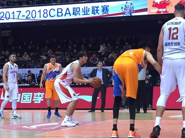 莫泰28分丁彦雨航26分 山东主场117:90大胜上海队