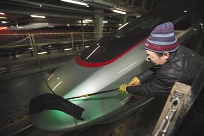 “复兴号”首迎春运大考 检修人员连夜工作保障安全