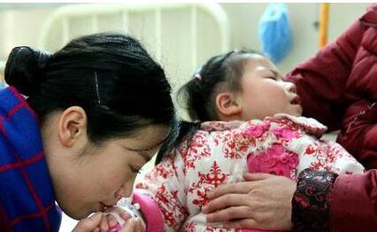 列车长春运值班时女儿高烧 丈夫四条质问短信：到底管不管娃