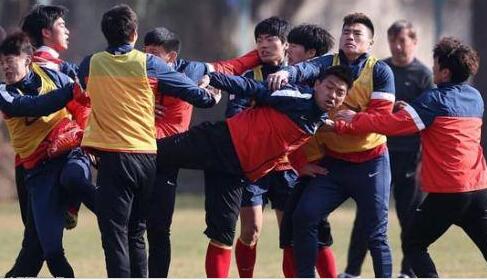 什么仇？家长群殴飞踹教练 足球青训界很多人站出来指责施暴者