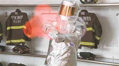 网红气球窝点被端  男子抽烟引发6个气球连续爆炸