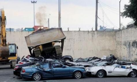 场面震撼！推土机压走私名车 价值752万20辆名车瞬间一堆废铁