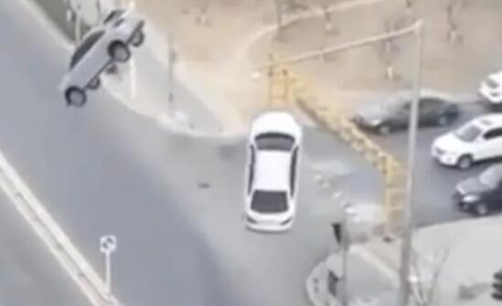 [谣言粉碎机]“车开着突然飘起来”视频微信疯传 PS痕迹暴露