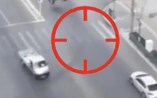 [谣言粉碎机]“车开着突然飘起来”视频微信疯传 PS痕迹暴露