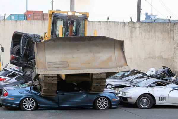 铁腕执法!推土机压走私名车 菲律宾总统杜特尔特呛声走私者
