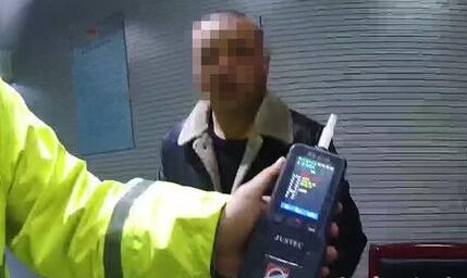 隔夜酒发威！济南男子饮酒7小时后开车仍因醉驾被查