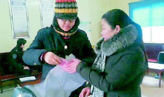 济南一乘客万元现金落公交车上 27路司机主动上交