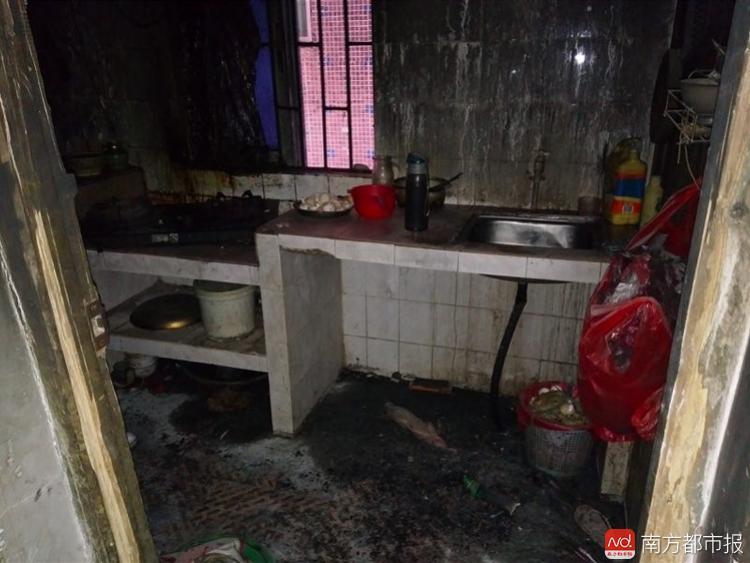 熊孩子!男子外出买菜反锁屋门 3个孩子玩火烧屋险丧命