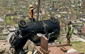 不敢看！酒驾开车闯入墓地 15座墓碑被撞毁画面惊悚 