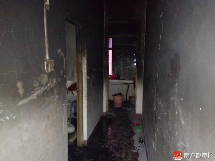 熊孩子!男子外出买菜反锁屋门 3个孩子玩火烧屋险丧命