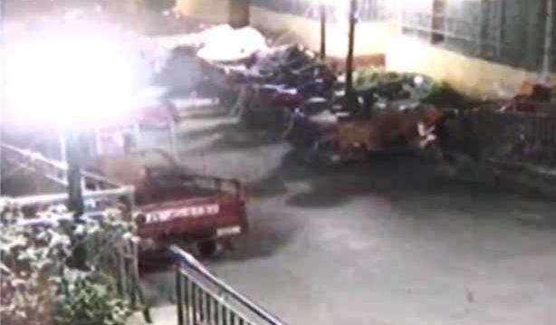 熊孩子往化粪池里放鞭炮 气浪掀飞井盖砸伤女孩