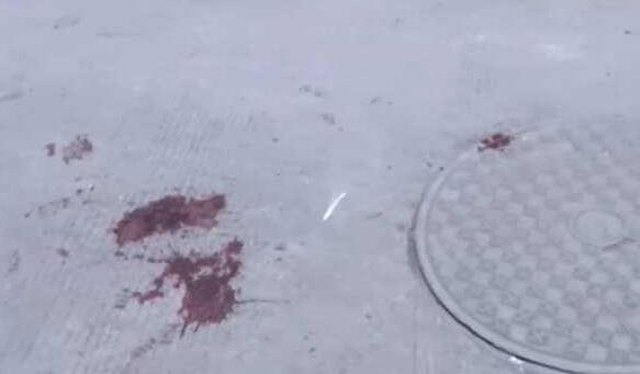 熊孩子往化粪池里放鞭炮 气浪掀飞井盖砸伤女孩