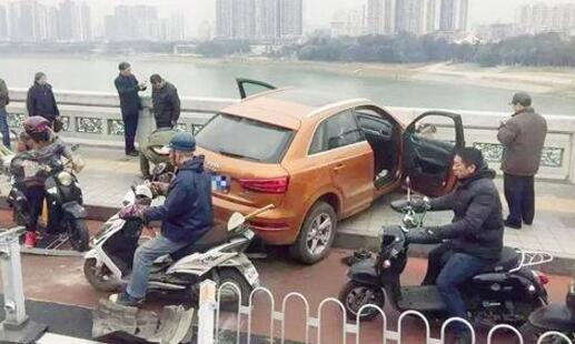 南宁：司机突发疾病无法操控 致轿车冲向大桥护栏险落江