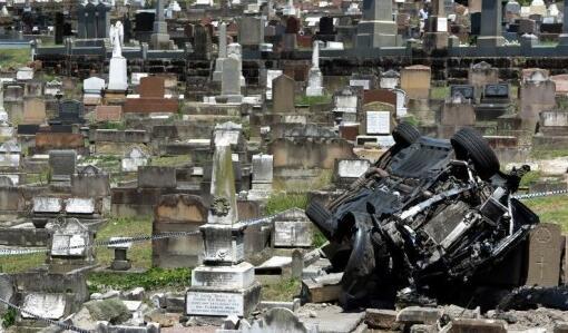 酒驾开车闯入墓地撞毁15座墓碑 澳大利亚上演奇葩车祸