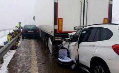 西班牙严重车祸两名死者均为中国籍 5辆小轿车和7辆卡车相撞