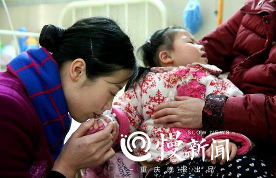 列车长春运值班时女儿高烧 丈夫四条质问短信：到底管不管娃