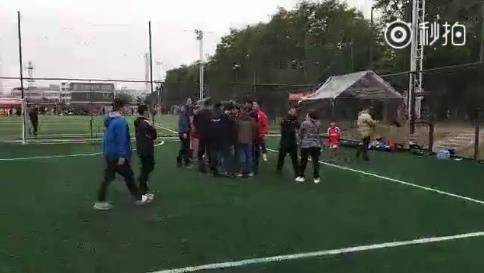 家长也斗殴？家长群殴飞踹教练 足球少年惊恐地扑向自己的父亲