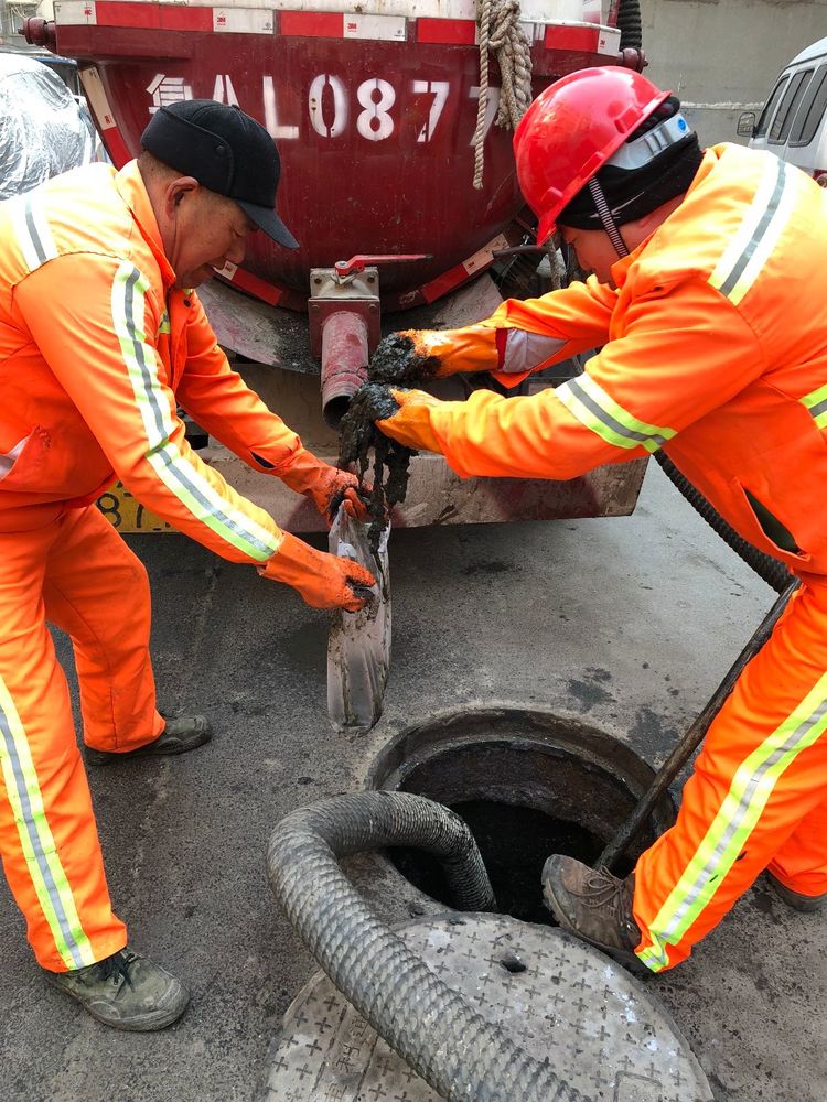 历下区市政局启动迎新春化粪池清挖疏浚专项活动