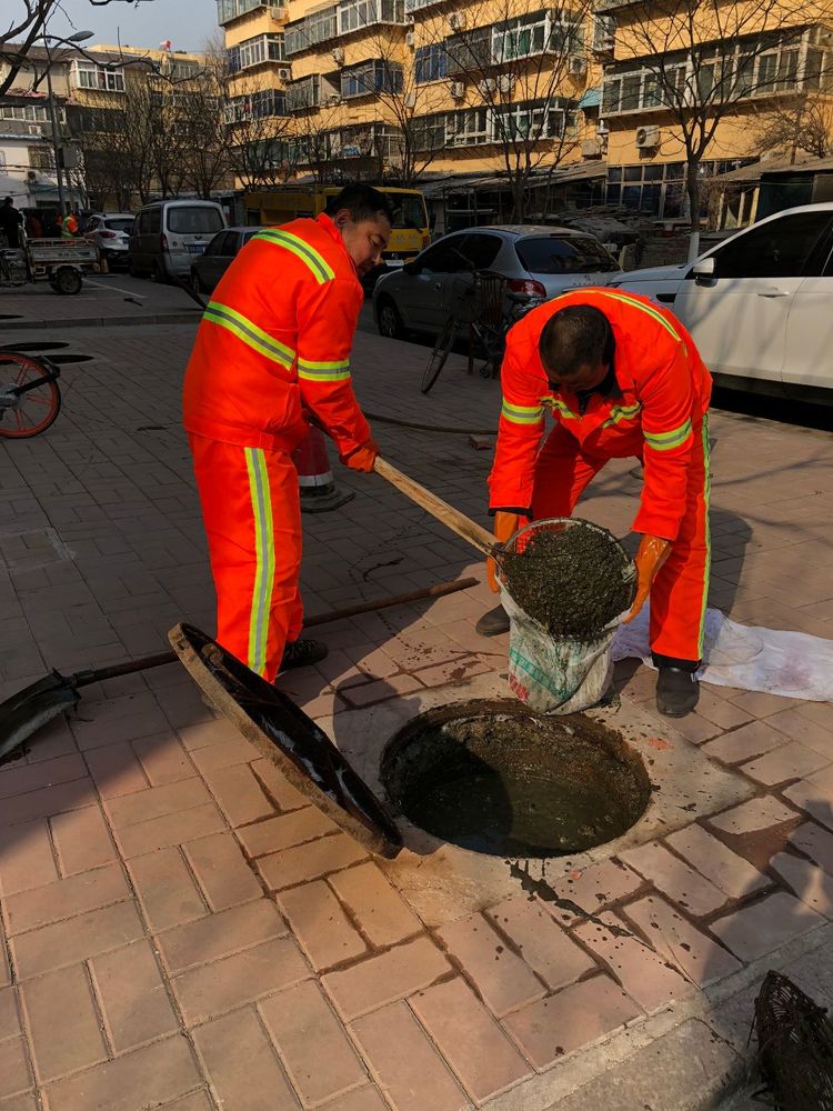 历下区市政局启动迎新春化粪池清挖疏浚专项活动