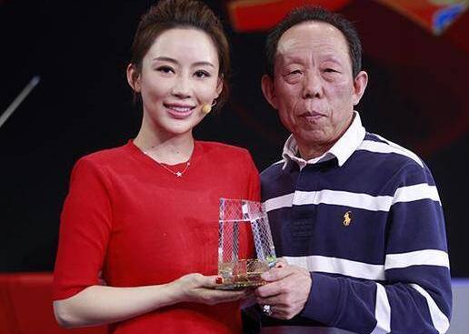 天后共演!潘晓婷金佳映夺冠与金佳映默契十足 神秘人物上台颁奖 