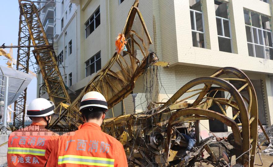 广西楼盘吊塔垮塌 三人不幸被埋压已无生命迹象