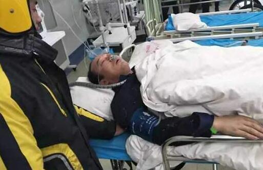 宁夏：外卖小哥跳入冰窟连救3幼童 呛水不放弃只想救人