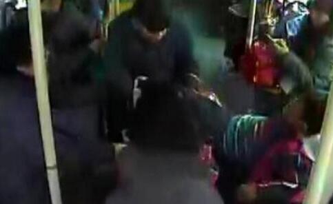 小学生上公交车挤老人抢座 被老人拽倒致脑震荡