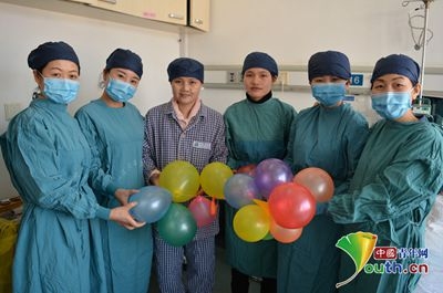 感动!妹妹捐1.8米小肠给姐姐 达芬奇机器人辅助8个多小时施术