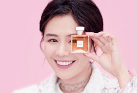 马思纯宋茜拍写真 香奈儿情人节大促请来两大元气美女