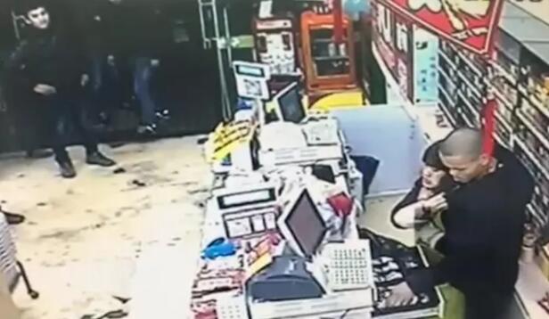 江苏苏州:男子持刀抢便利店 捂住女店员的嘴巴用刀挟持