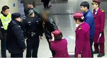 不作不死!男子地铁站撒酒疯:对女乘客动手动脚 还给了民警一拳
