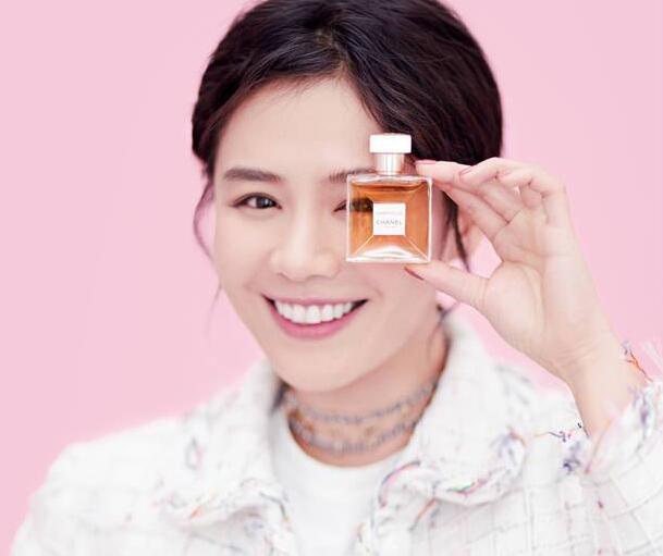 争奇斗艳!马思纯宋茜拍写真 开朗笑女携手阳光美妞送上爱你有礼