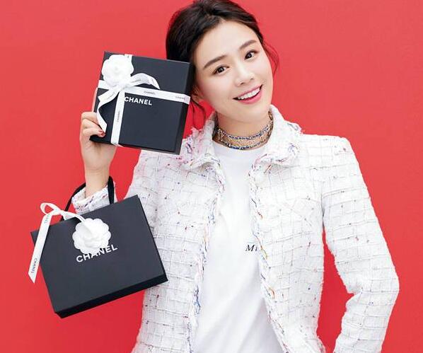 争奇斗艳!马思纯宋茜拍写真 开朗笑女携手阳光美妞送上爱你有礼