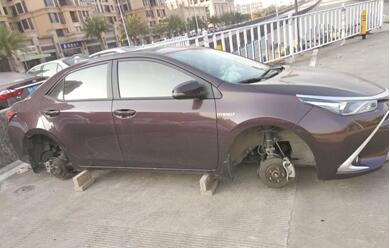 女子爱车停小区外 一觉醒来四个车轮全被盗损失7000多元