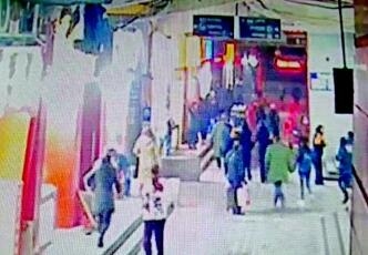 辅警徒手接坠楼女 女子毫发无损辅警小伙却被砸伤进了医院