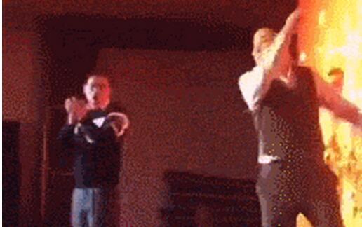 高管抱摔，演员摔骨折 公司年会低俗恶搞桥段让人不齿