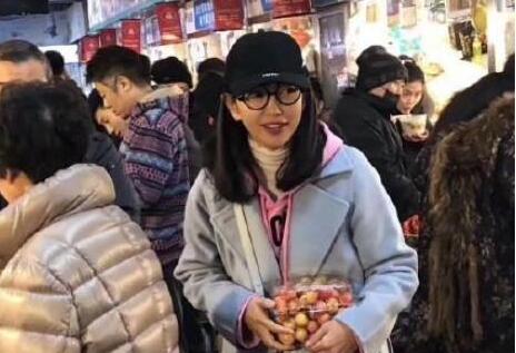 冰冰美翻！李冰冰买菜被偶遇 粉蓝粉红穿上身更添少女气息