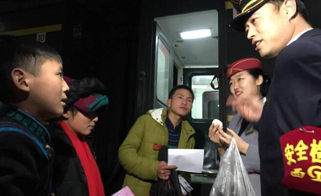 【春运图片故事】站台6分钟的相聚