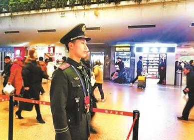 北京西站执勤武警目送未婚妻独自归乡商量婚事 含泪对视3分钟