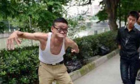 骨骼清奇！男子以丑获吉尼斯 你能用嘴咬住自己的鼻子吗？