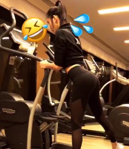 性感吸睛！奚梦瑶晒健身视频 扎高马尾一身黑运动装元气满满