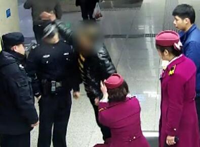 男子地铁站借酒撒疯满嘴污言秽语 女站务员好心相劝被搂抱乱摸