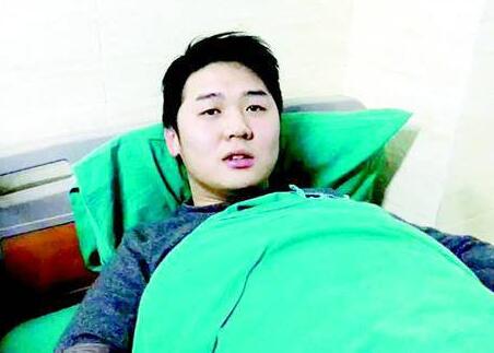 暖哭!95后辅警徒手接坠楼女 女子毫发无损小伙腰部受挫伤