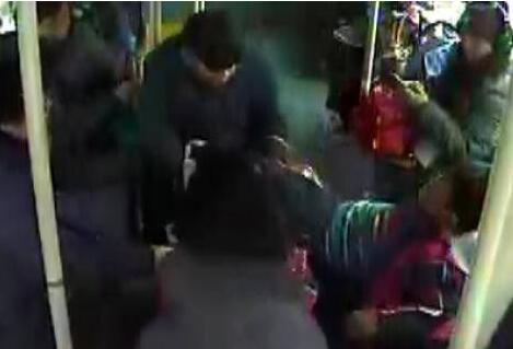 为老不尊!小学生上公交车抢座 被7旬老人拽下摔成脑震荡