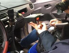 武汉抽查出租车计价器：有司机加装遥控 按一下多跑200米
