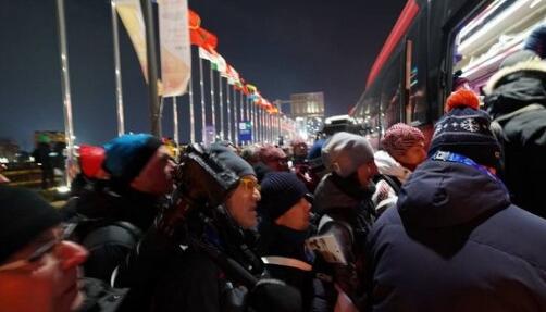 平昌：冬奥大量记者滞留 平昌冬奥会开幕式现场外聚集近千人
