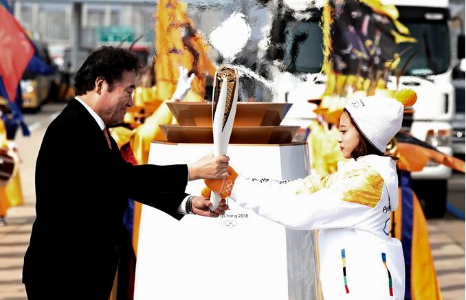 平昌冬奥会：成龙传递冬奥圣火 刚下车就引起粉丝尖叫