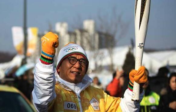 韩国平昌：成龙传递冬奥圣火弘扬奥运精神 传递和平、友谊和希望