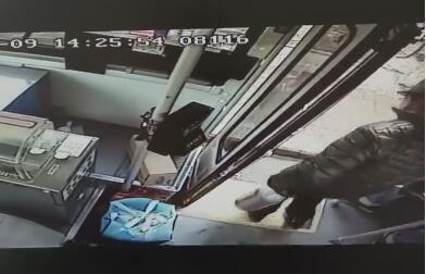 乘客携疑似煤气罐上车 济南161路公交车驾驶员果断劝阻