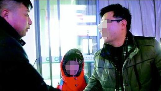 高铁在济南西站关门瞬间 6岁女童突然自己下车